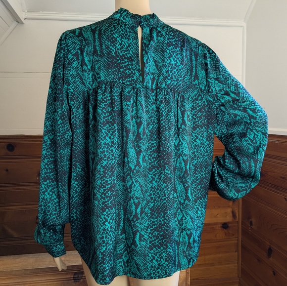 Who What Wear Green & Black Snake Skin Print Top Medium - Picture 8 of 12